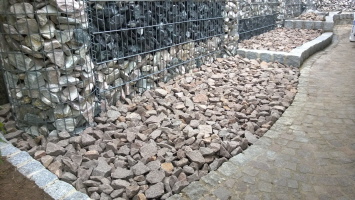 Abdeckung mit Granitschotter rot Abdeckung mit Granitschotter rot